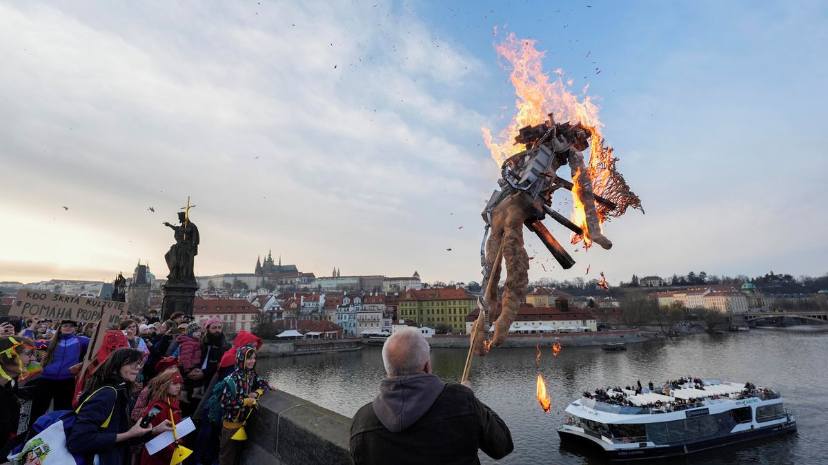 FOTO: Hořící Motorana byla shozena z mostu